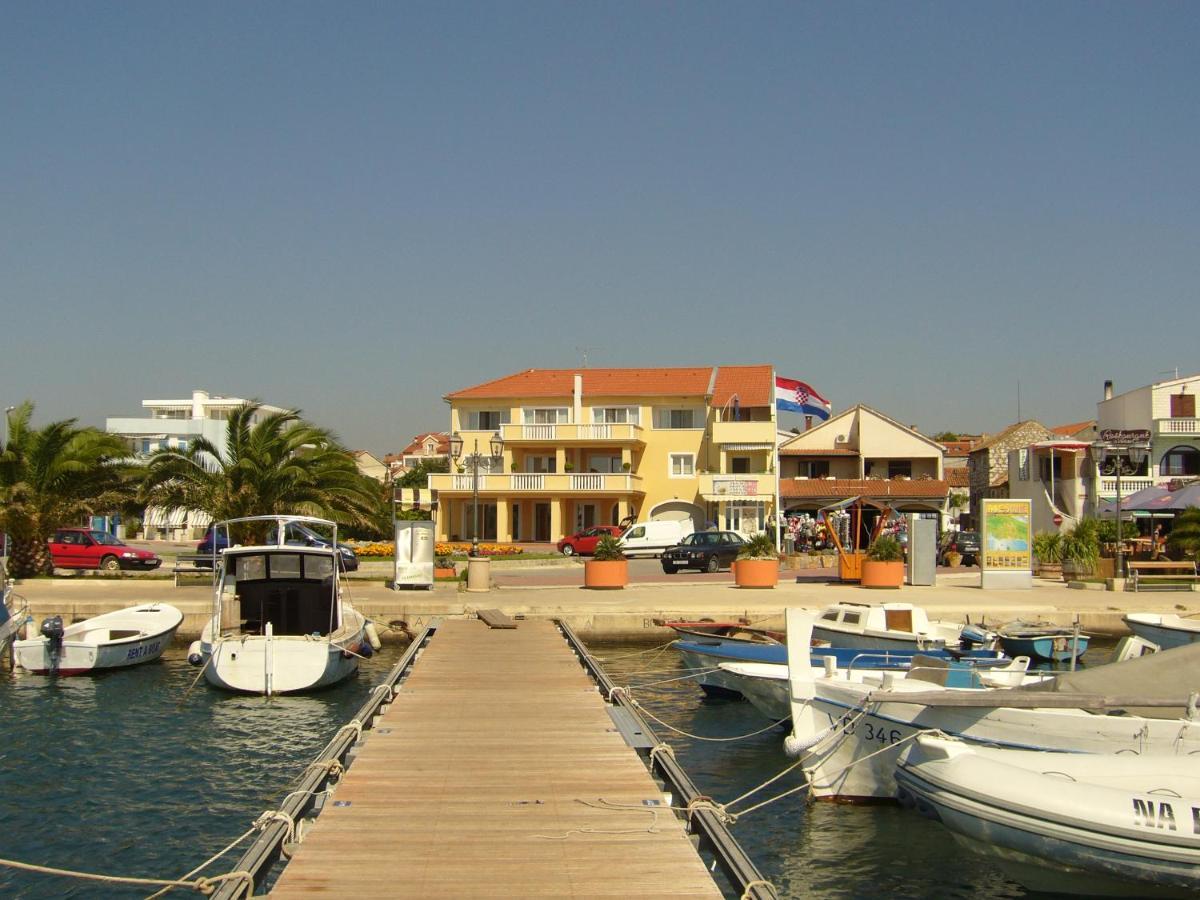 Buco Seafront Apartments & Fastfood Pakoštane Eksteriør bilde